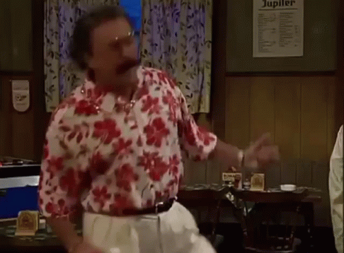 Boma staat te dansen op het feest