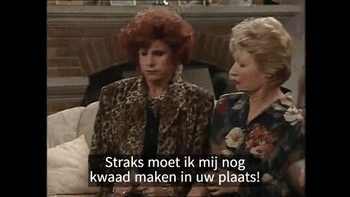 Twee vrouwen in ruzie op de zetel