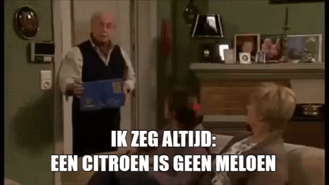 Maurice met blauwe doos in living