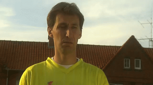 Pol in voetbalshirt, onverschillig 'whatever'