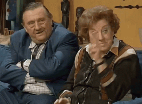 Fernand en Ma DDT samen op de zetel, peace