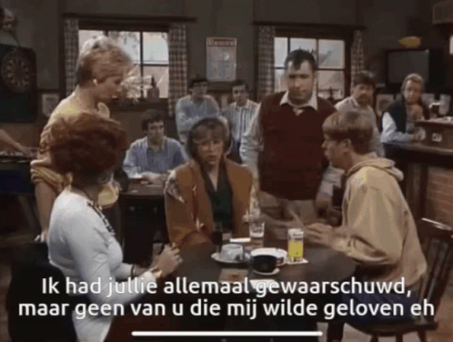Groep aan tafel in restaurant