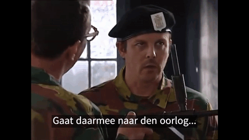 Marc in uniform praat met een andere man