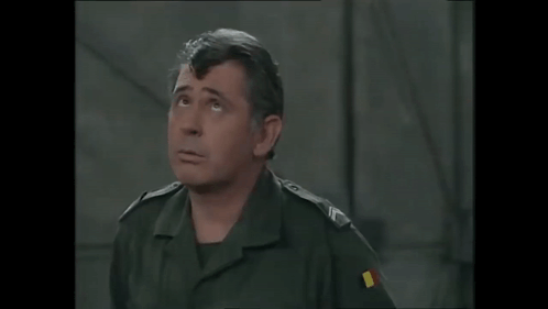Xavier trekt gek gezicht in uniform
