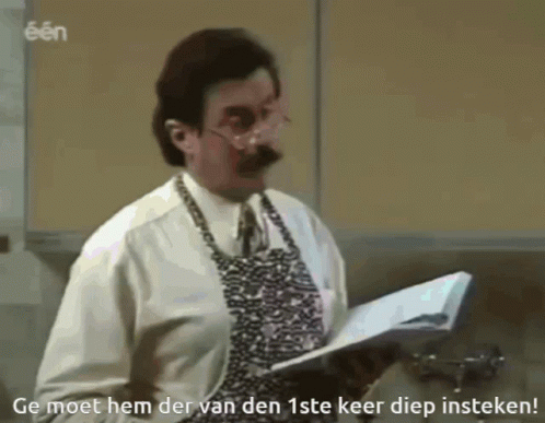 Boma met schort leest een boek