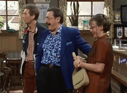 Boma en Pol lachen aan de bar