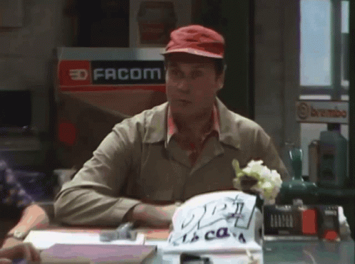 Dimitri aan bureau