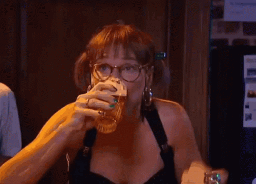 Doortje drinkt uit fles, zat
