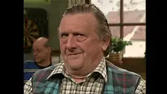 Fernand fronst wenkbrauwen, peinzen