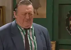 Fernand veegt een kus weg