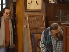 Fernand wordt met een geweer bedreigd