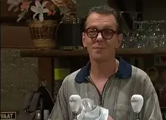 Marc groet bij bord
