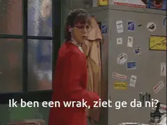 Levenloze vrouw bij koelkast, uitgeblust