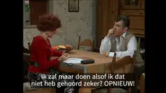 Carmen en Boma praten aan tafel