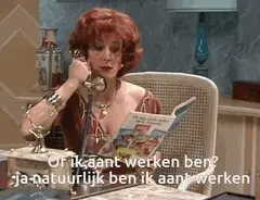 Studeren en telefoneren aan het bureau