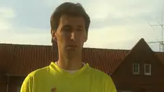Pol in voetbalshirt, onverschillig 'whatever'