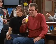 Marc drinkt bier in bar