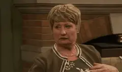 Hand voor het gezicht bij het vuur