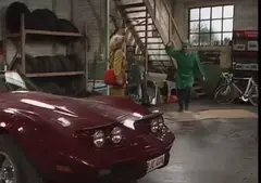 DDT loopt naast rode sportwagen