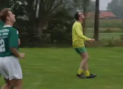 Marc scoort met een omhaal