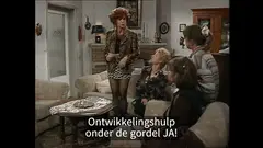 Carmen tussen andere dames in de living