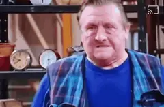 Fernand voor rek met klokken