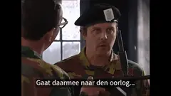 Marc in uniform praat met een andere man