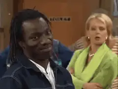 Dieudonné lacht naast een vrouw