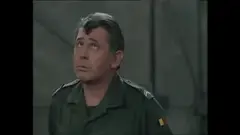Xavier trekt gek gezicht in uniform