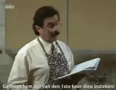 Boma met schort leest een boek