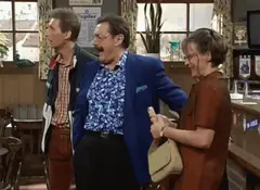 Boma en Pol lachen aan de bar
