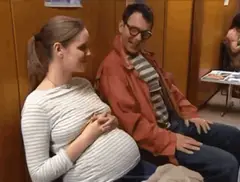 Zwangere vrouw naast Marc