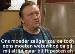 Nandje zit onder een lamp te praten