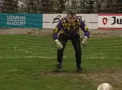 Keeper vangt de bal, safe