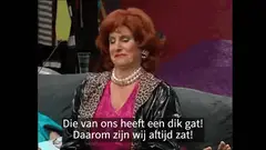 Carmen praat op de bank in luipaardjas