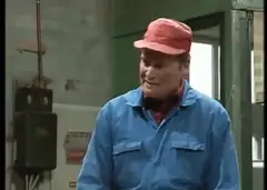 Armen gekruist, glimlachen