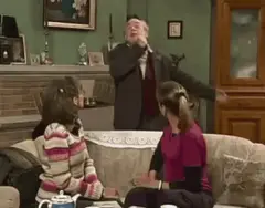 Maurice staat achter mensen op de zetel