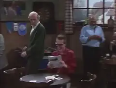 Marc lacht met vrienden aan tafel